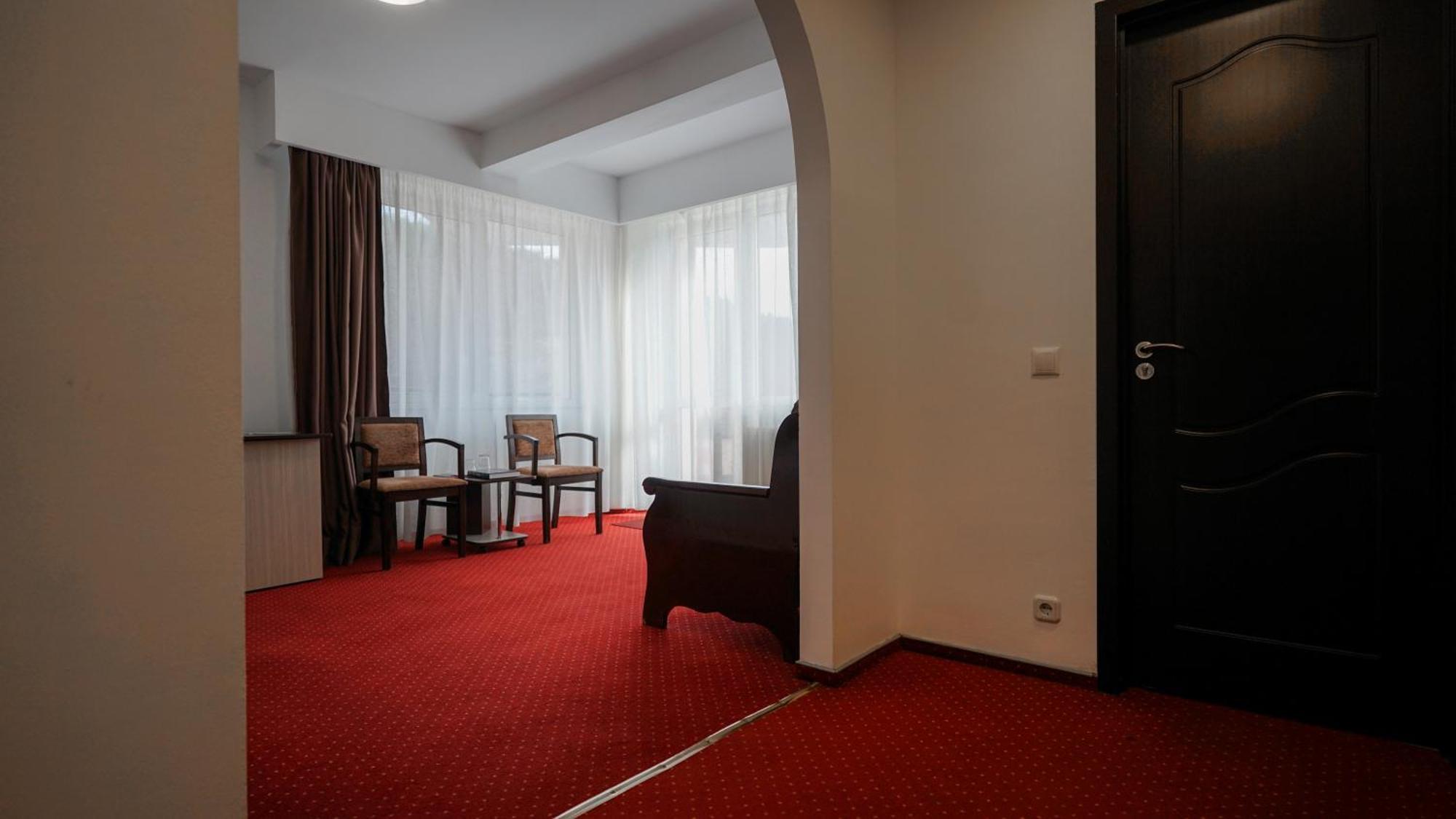 Vila Trandafirul Si Liliacul Hotel Caciulata Ngoại thất bức ảnh