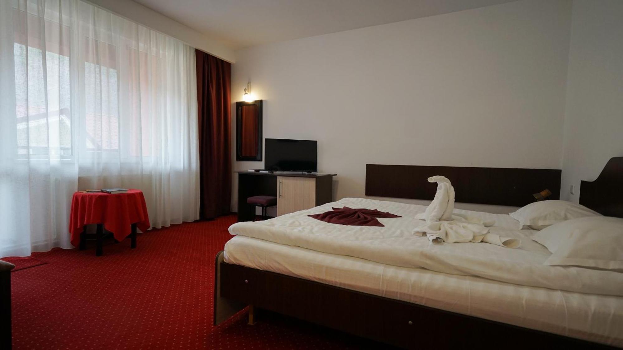 Vila Trandafirul Si Liliacul Hotel Caciulata Ngoại thất bức ảnh