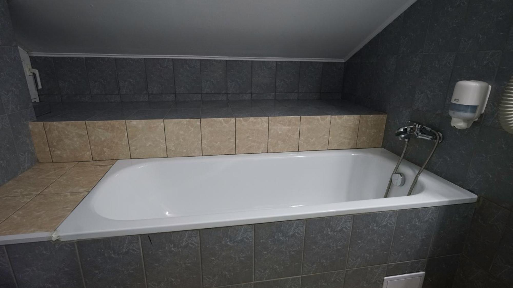 Vila Trandafirul Si Liliacul Hotel Caciulata Ngoại thất bức ảnh