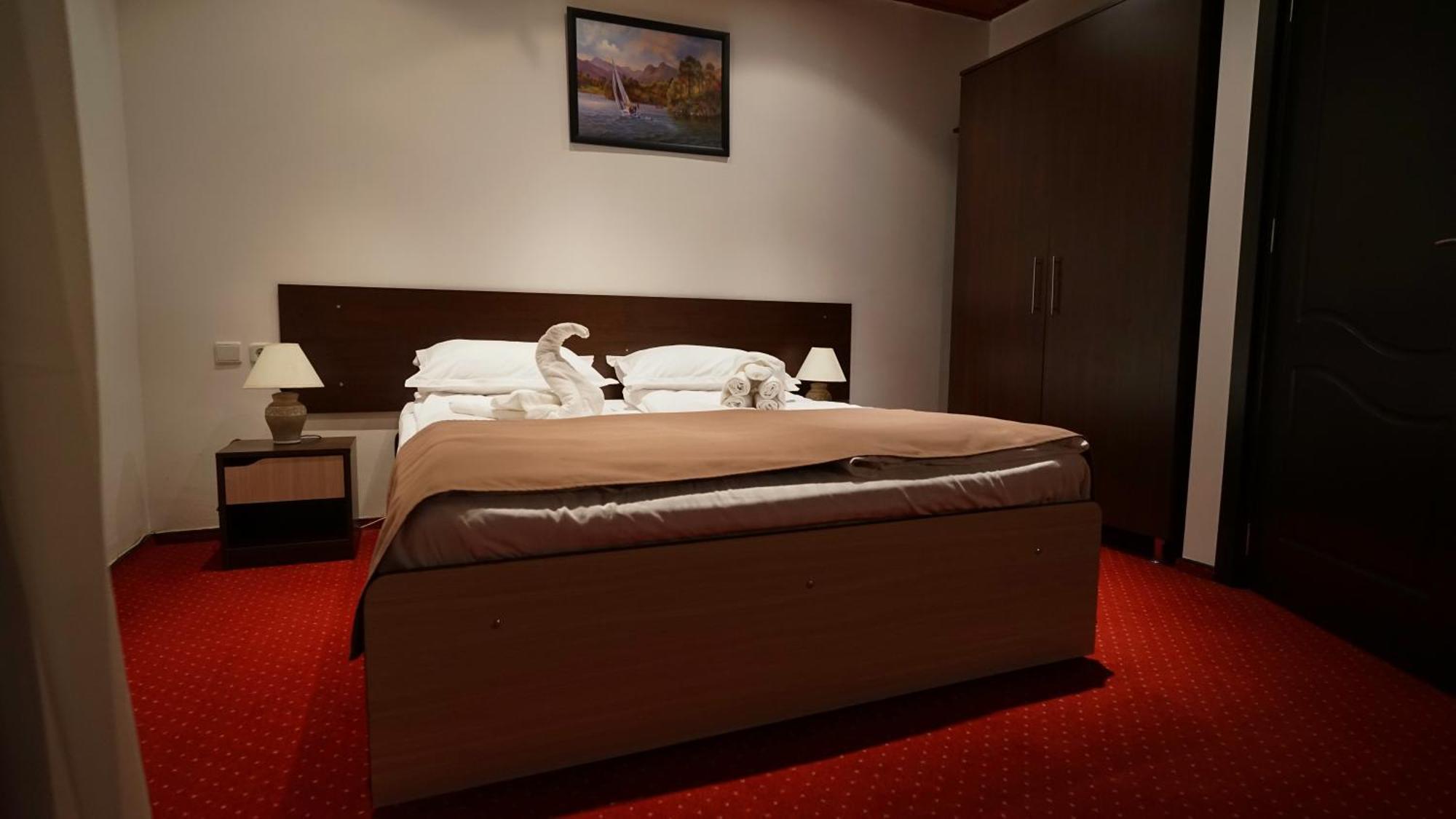 Vila Trandafirul Si Liliacul Hotel Caciulata Ngoại thất bức ảnh