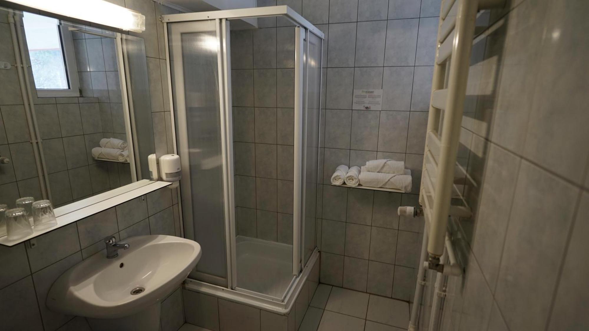 Vila Trandafirul Si Liliacul Hotel Caciulata Ngoại thất bức ảnh