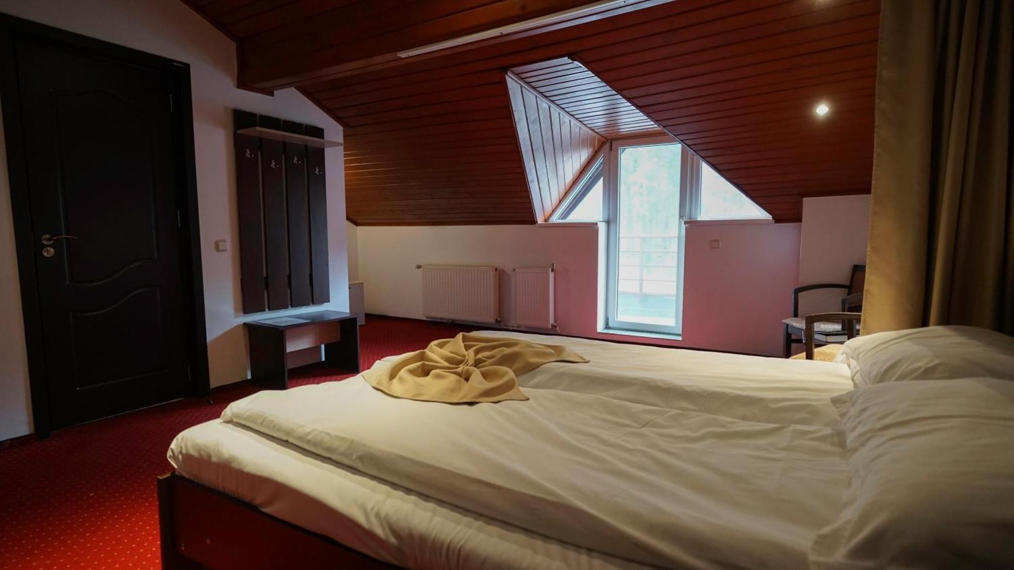 Vila Trandafirul Si Liliacul Hotel Caciulata Ngoại thất bức ảnh